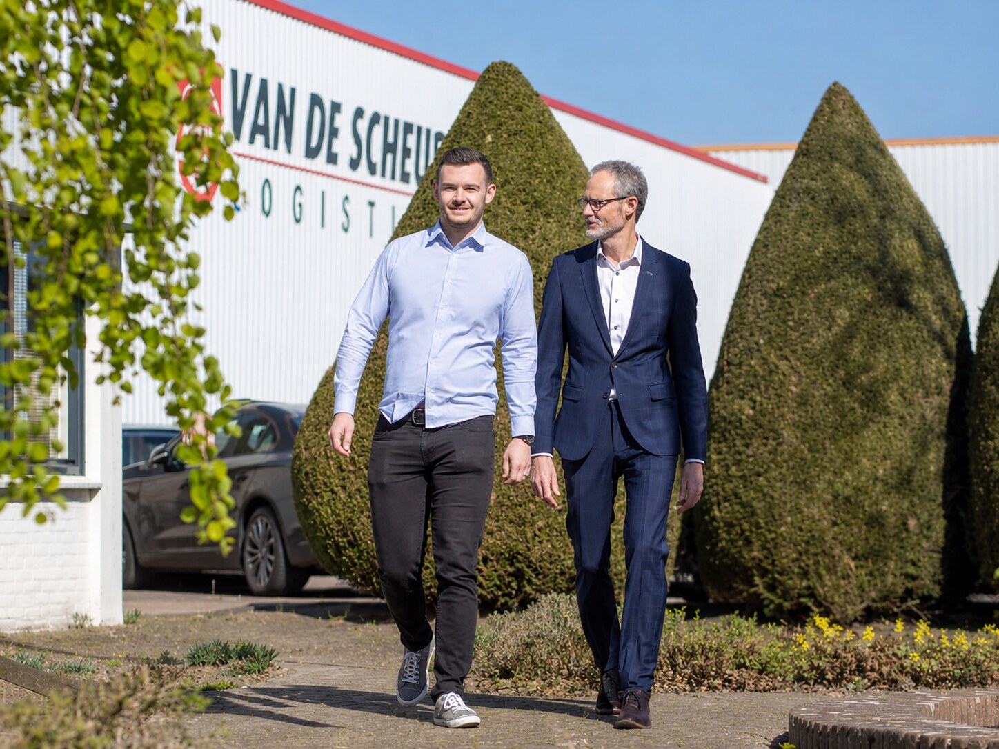 Directie van Van de Scheur Logistiek voor het pand in Vianen