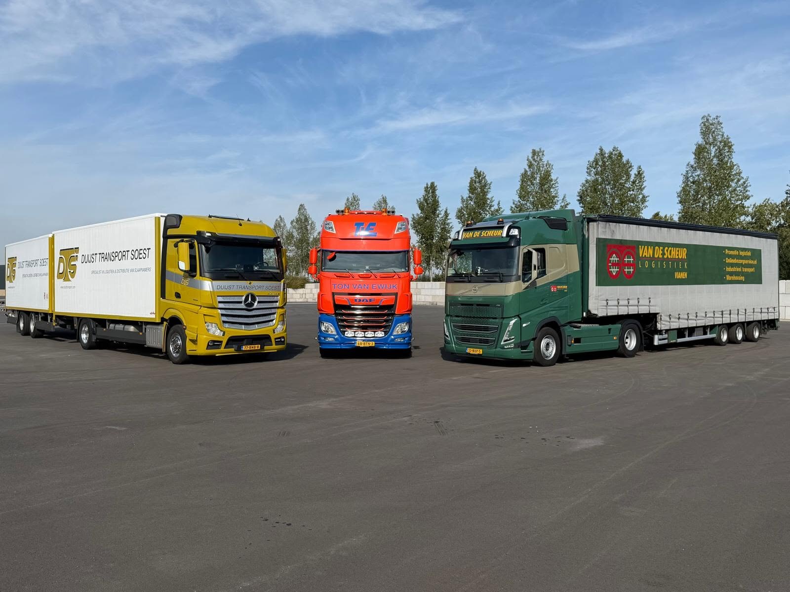 Vrachtwagens van Duijst Transport, Ton van Ewijk en Van de Scheur Logistiek naast elkaar